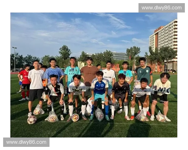 当绿茵场哨声响起激情与梦想在足球比赛中燃烧