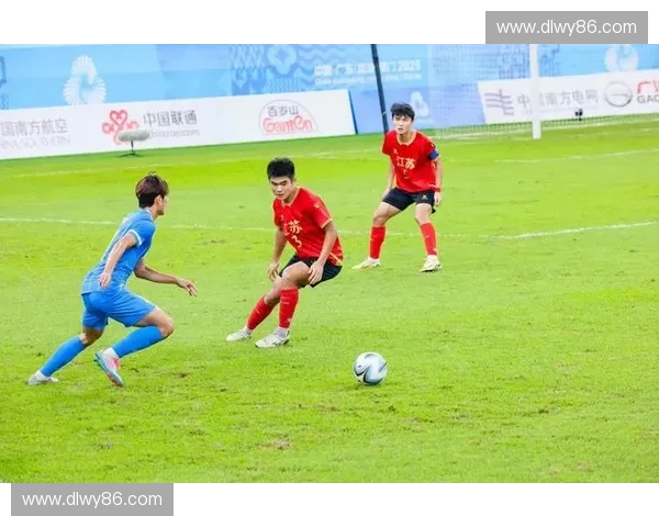 激战正酣的足球赛场上演扣人心弦的多线展开精彩攻防瞬间较量盛况